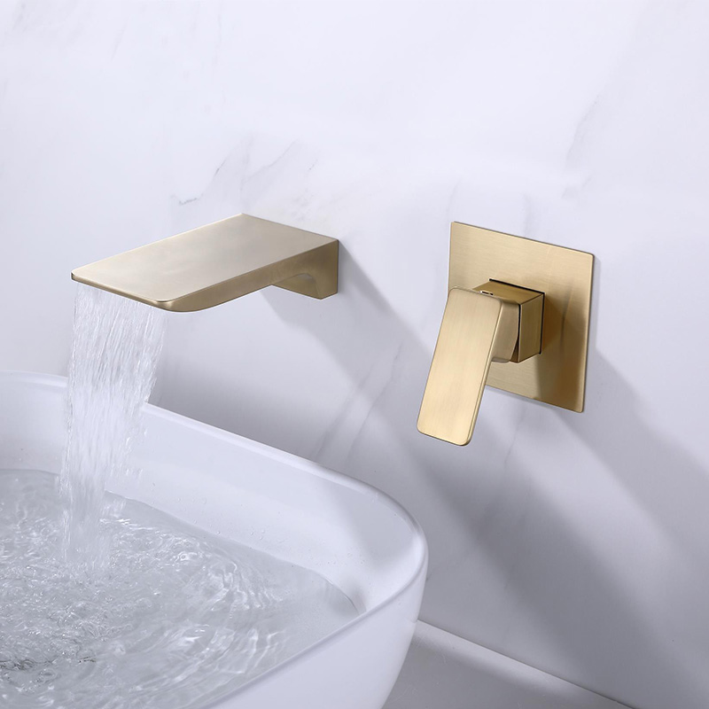 Grifo para lavabo tipo cascada de montaje en pared en fabricación con acabado dorado